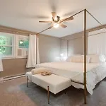 Sanctuary On Sylvan With Golden King Bed