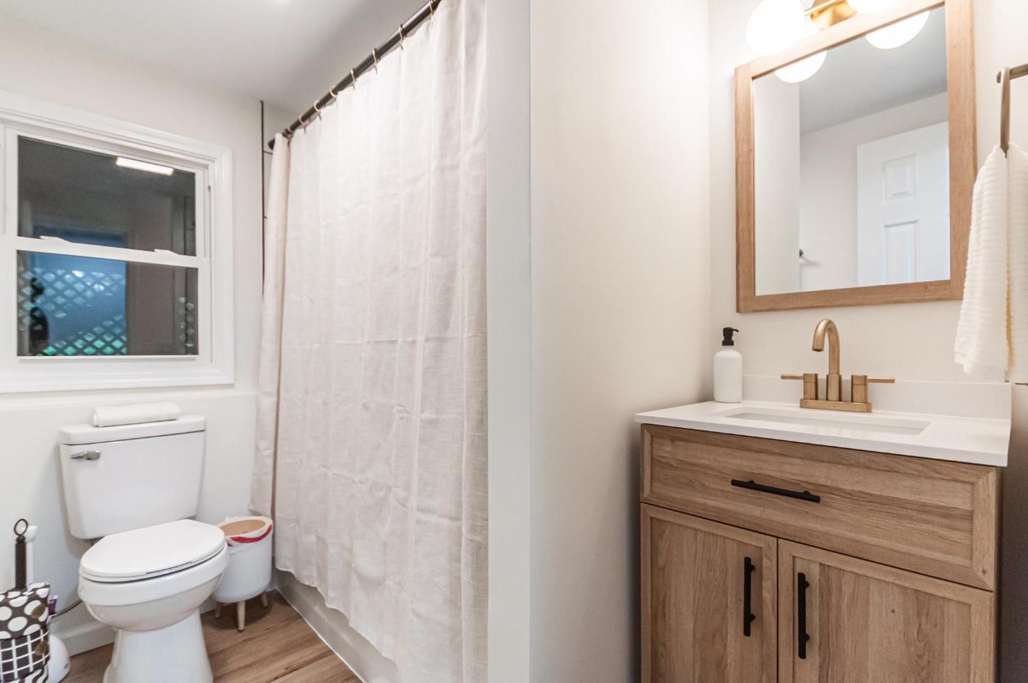 Apartment Sanctuary On Sylvan With Golden King Bed *